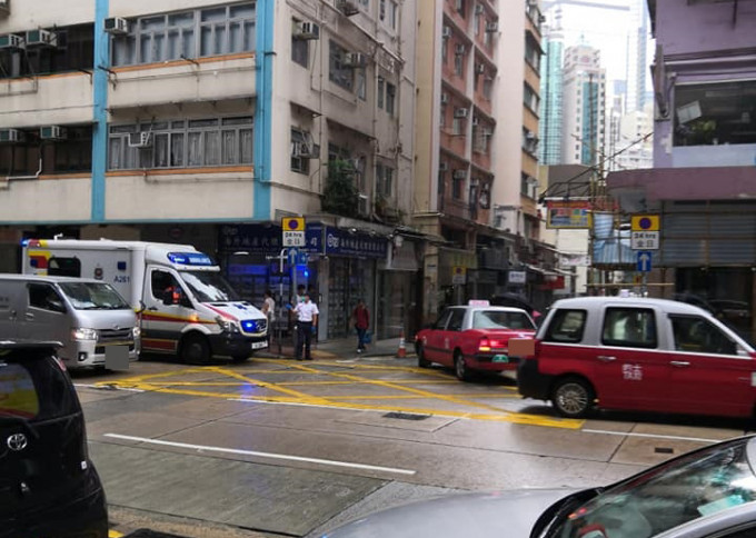 伤者由救护车送院治理。香港突发事故报料区FB/网民Silas Siu图
