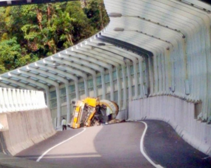 田螺車翻側，車頭損毀嚴重。fb小心駕駛,安全車速,溫馨提示Wing Chan圖片