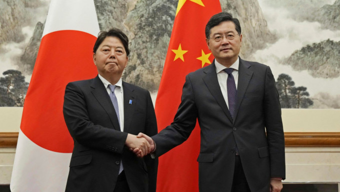 林芳正（左）在北京釣魚台國賓館與秦剛(右)會晤。美聯社
