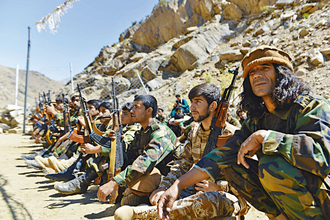 ■反塔利班成员在潘杰希尔谷地接受军训。
