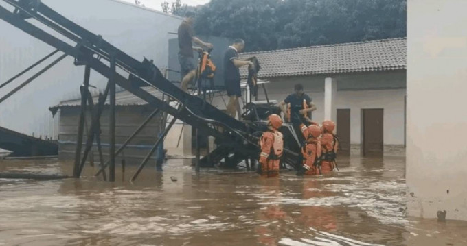 杭州富陽區大源鎮駱村突發洪水，多戶村民家房子被淹，最少造成5人死亡2人失蹤