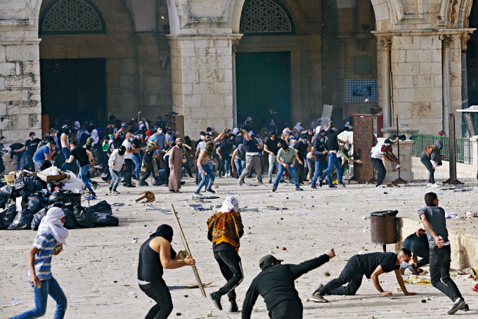 在耶路撒冷旧城区，巴人与以色列警察周一在阿克萨清真寺爆发冲突。