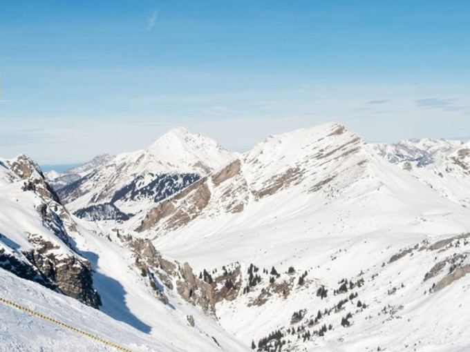 阿尔卑斯山区发生多宗雪崩意外。网图
