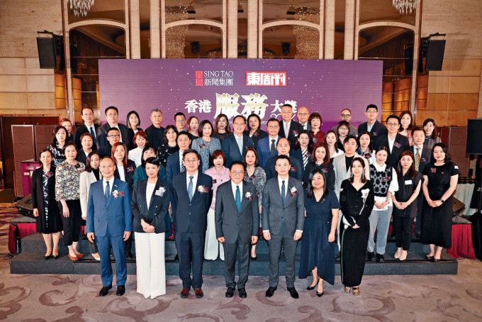 由星島新聞集團旗艦雜誌《東周刊》主辦之「香港服務大獎」今年共頒發49個獎項，主禮及頒獎嘉賓與一眾獲獎企業、機構代表及名人出席頒獎典禮。