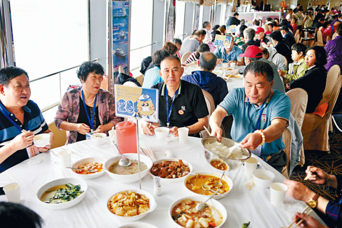 内地团重临香港重见热闹气氛，部分旅团在船上用餐颇为地道。