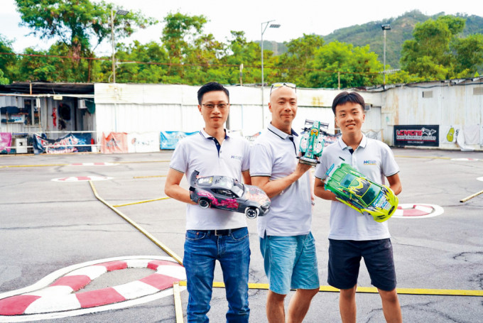 （左起）鄒世傑、馮偉賢及任璟豐獲國家體育總局授予「車輛模型運動員技術等級」。