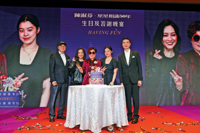 陳淑芬的丈夫(左)、兒子(右)、閻奕格(左二)及鍾鎮濤女兒鍾嘉晴(右二)齊齊在上台合照，慶祝生日。