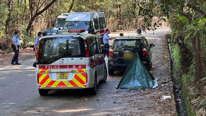 男子車內燒炭亡。梁國峰攝