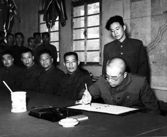 彭德懷元帥當年在朝鮮停戰協定上正式簽字。