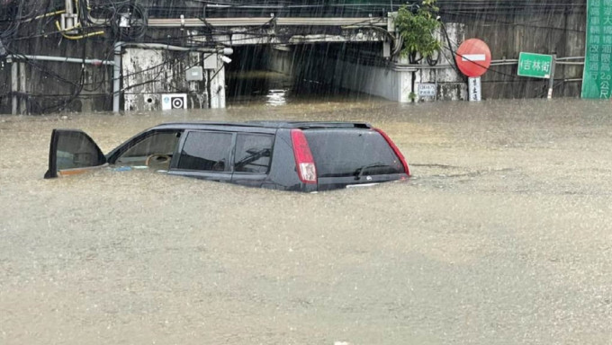 台湾新北市有汽车被困洪水险灭顶。网上图片