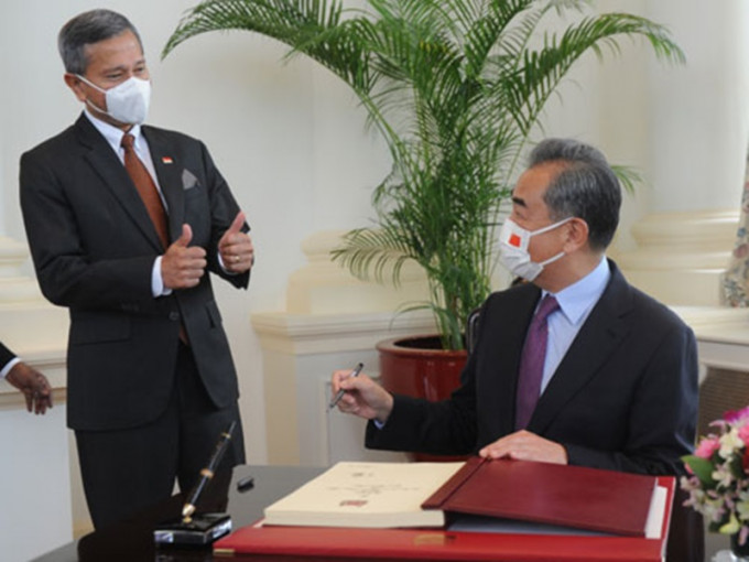 王毅(右)昨日在新加坡访问行程。 外交部图片