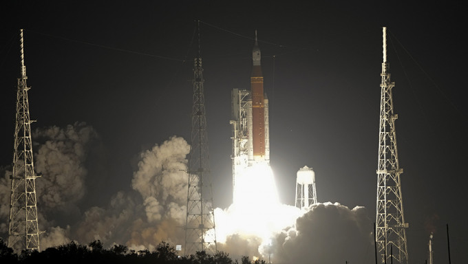 美新一代登月火箭「阿提米丝一号」终于成功发射。AP