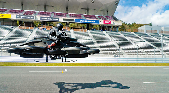 騎士周二在靜岡縣示範飛天電單車。　