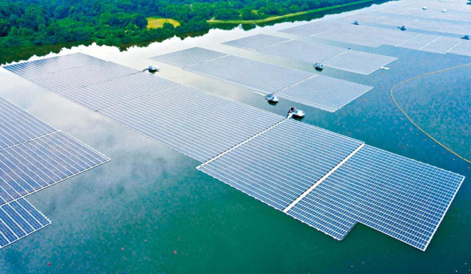 新加坡登格水塘的大型浮動式太陽能電場。