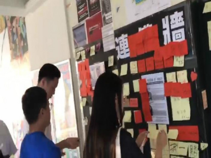 香港反修例風暴燒至台灣校園，多所大學頻現「連儂牆」衝突事件。 網圖