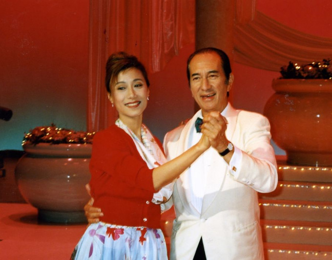 何鴻燊、張天愛在「東南亞華裔標準舞、拉丁舞大賽」決賽記者會上即場示範社交舞。