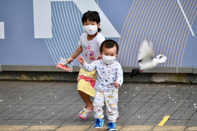 天文台预料日间稍后气温显著下降，晚上最低气温约15度。