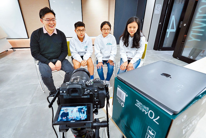 刘灏显（左）和一批学生正与新加坡合唱团綫上交流。