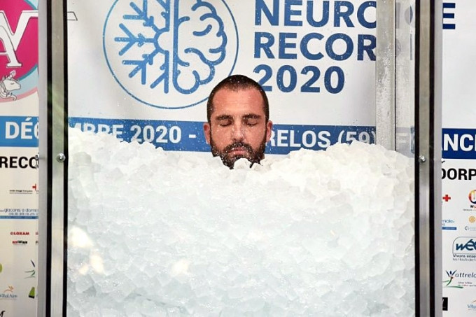 為癌童籌款，法國「冰人」泡在冰內逾2小時35分。