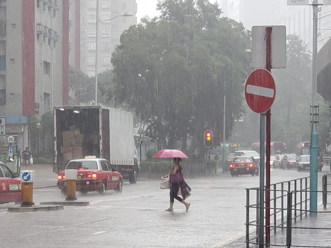 天文台提示，短期内香港广泛地区可能受大雨影响，市民应提高警觉。