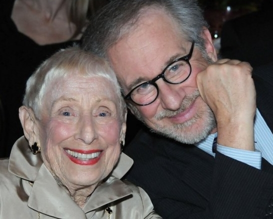 史提芬史匹堡的97歲
母親Leah Adler，昨日在洛杉磯逝世。