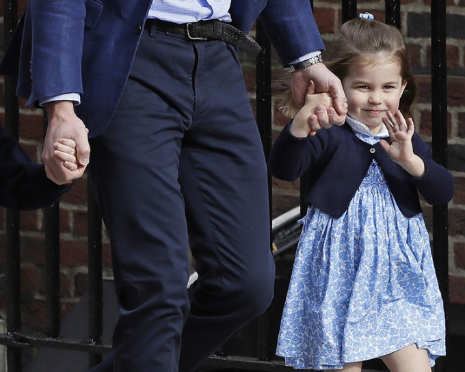 夏洛特公主穿著一條白領藍色小花裙。AP