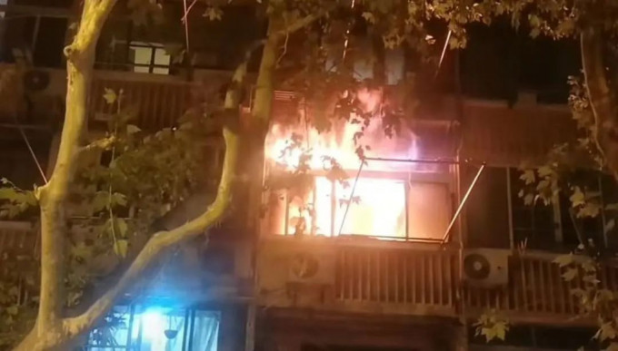 上海长宁区虹古路某小区内一住宅18日凌晨发生火灾，一名女子死亡。