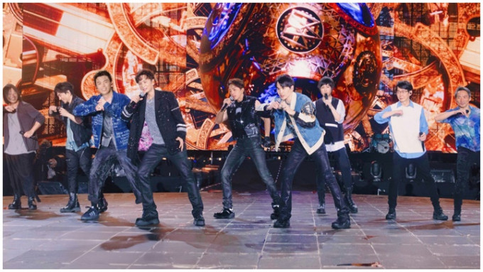 五月天5月3日的香港演唱会，邀请了组合Energy做嘉宾，齐齐组成「最杀唱跳男团」。