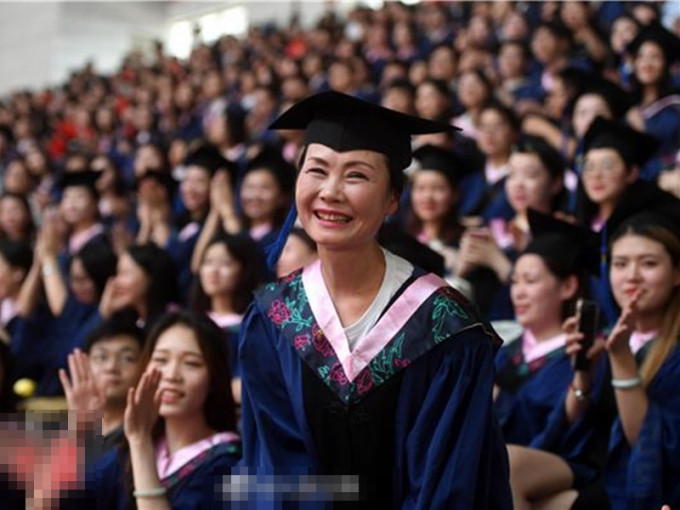 湖南一名婦人3年前陪女兒一起考研究所，最後竟然比女兒早一年考進大學。　網上圖片