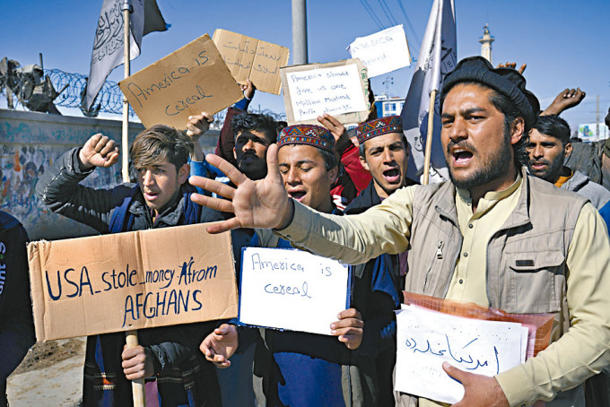 阿富汗示威者在喀布尔，谴责拜登政府分配其冻结的阿富汗资金。