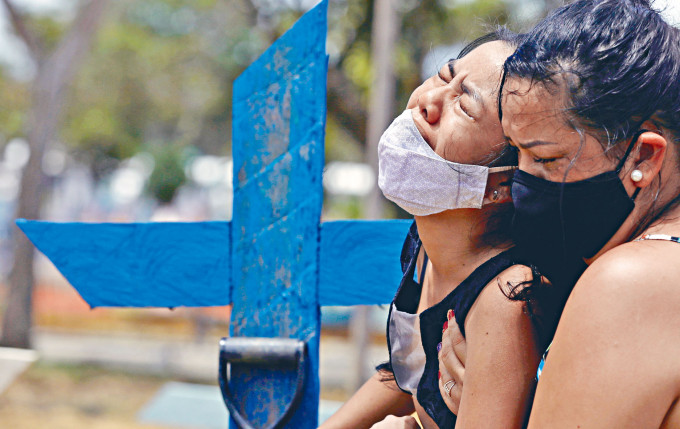 巴西一名十六歲少女因新冠疫症痛失母親，在墳前哭斷腸。