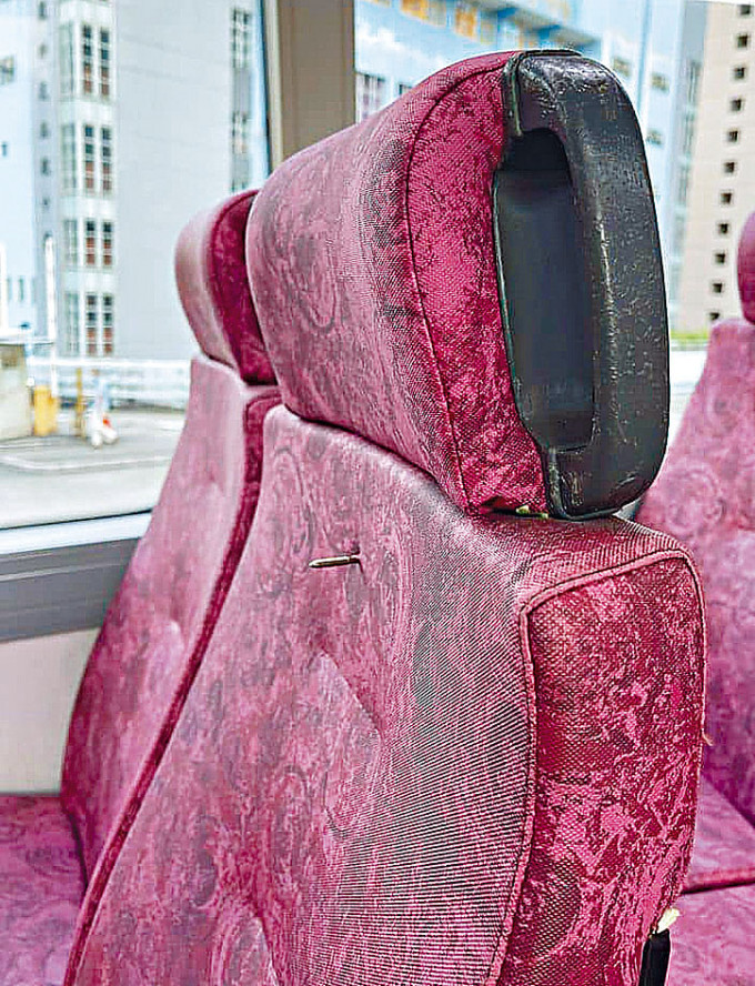 巴士上層座椅被人用八厘米長螺絲釘貫穿椅背，險刺傷乘客。