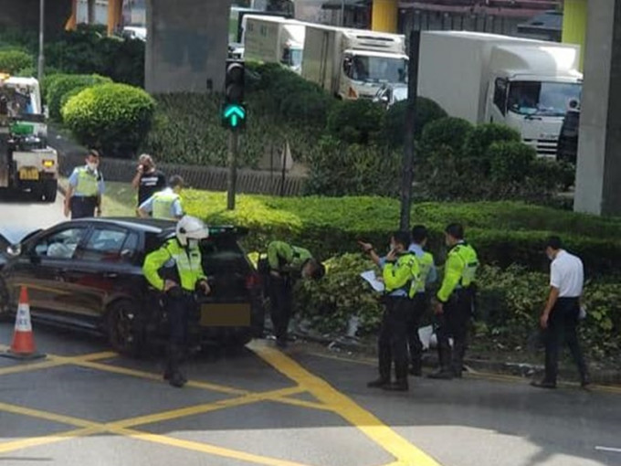 其中一车铲上花槽。突发事故报料区 网民Tsang Kim Ying