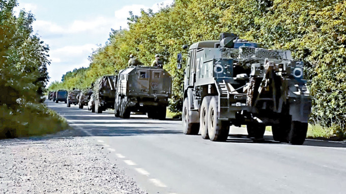 一支俄军车队周五开往乌克兰哈尔科夫地区前。