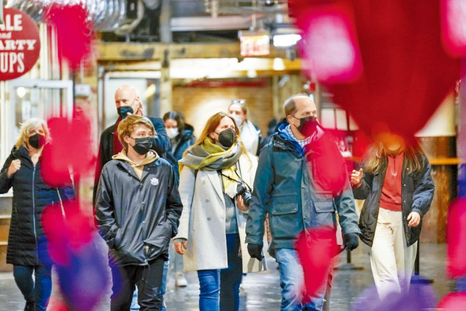 紐約一個室內市場可見戴口罩的購物者。