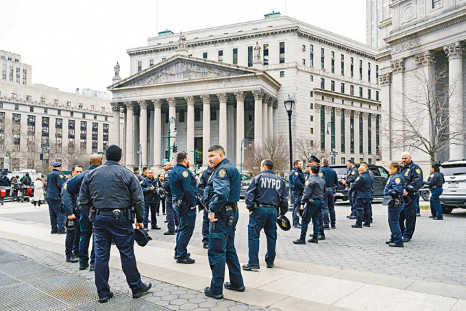 周三紐約曼克頓刑事法庭前有大批警察駐守。