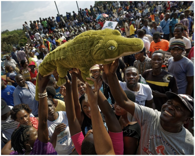 市民欢迎绰号「鳄鱼」的姆南加古瓦回国。 AP