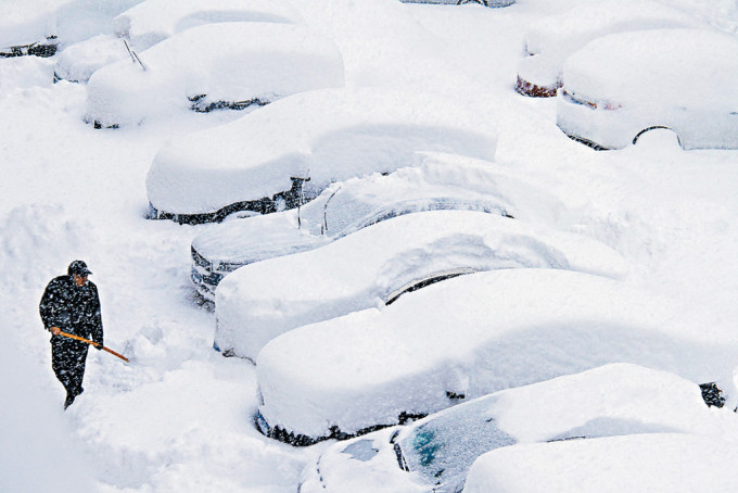 山东威海出现极端暴雪，汽车被雪覆盖。