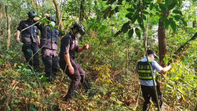 廣西藤縣公安局民警在墜機現場周邊搜救。新華社圖片