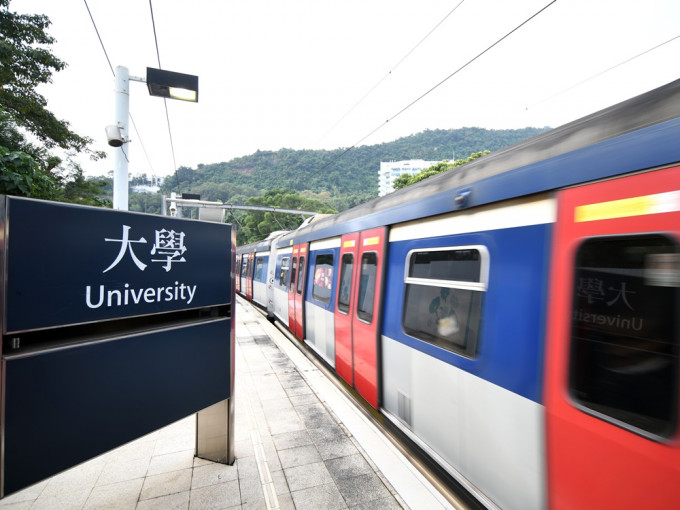 港铁大学至大埔墟站之间列车一度故障。资料图片