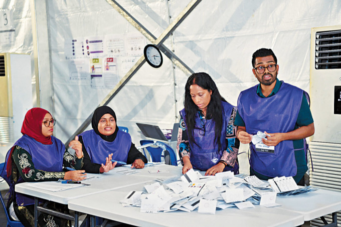 馬爾代夫選舉人員在首都馬累一個票站點票。