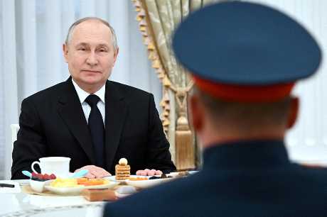  俄總統普京在莫斯科會晤軍人聽取烏戰場戰報。路透社資料圖片