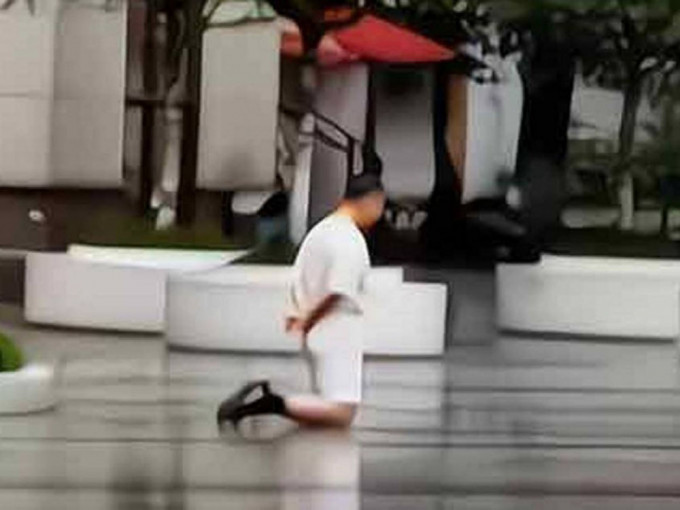 重庆男雨中长跪逾1小时求老婆原谅，引发网民热议。