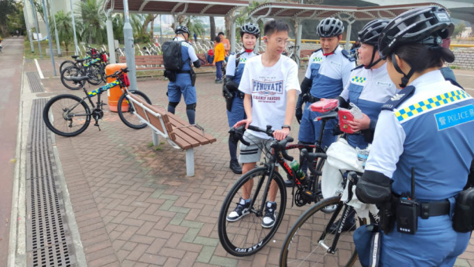警方單車隊巡邏沙田吐露港 派發紀念品宣傳單車安全