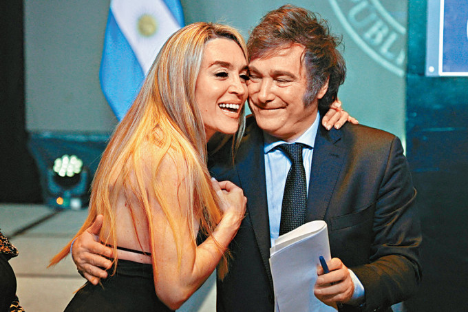 「阿根廷特朗普」米萊周日勝出總統選舉後，擁抱女友弗洛雷斯慶祝。