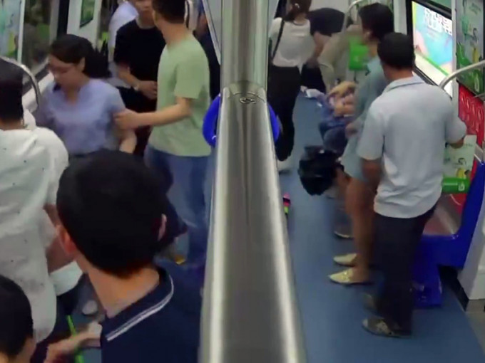 地鐵車廂內有人大叫「趴低」，引起周圍乘客慌亂。（網圖）