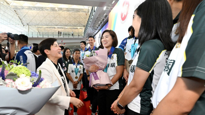 参加世警会的纪律部队人员周二凯旋返港，海关关长何佩珊(左)到机场迎接同事。香港海关facebook图片