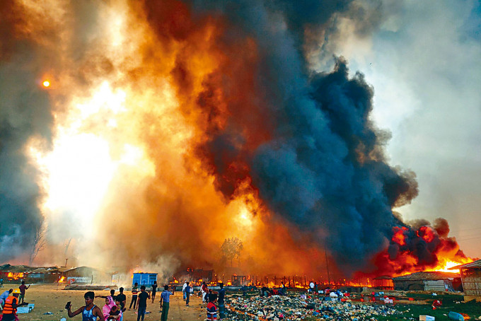 孟加拉罗兴亚人难民营周一发生火灾。