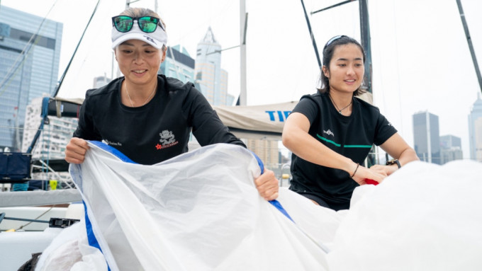 即使天公不造美，帆船运动员关恺龄（左）及高文莉（右）仍一早到达香港游艇会进行赛事预备。