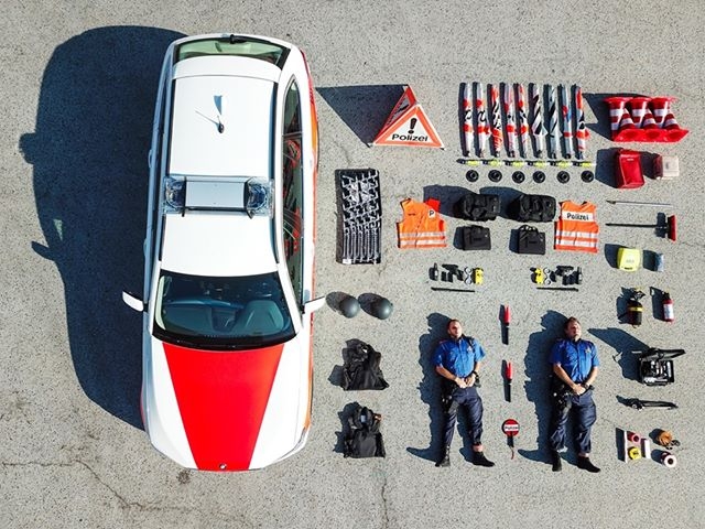 瑞士警局的一張航拍警車裝備照，意外引發全球裝備開箱挑戰。（網圖）